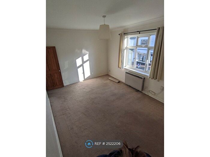 2 Bedroom Flat To Rent In Station Road, Addlestone, KT15