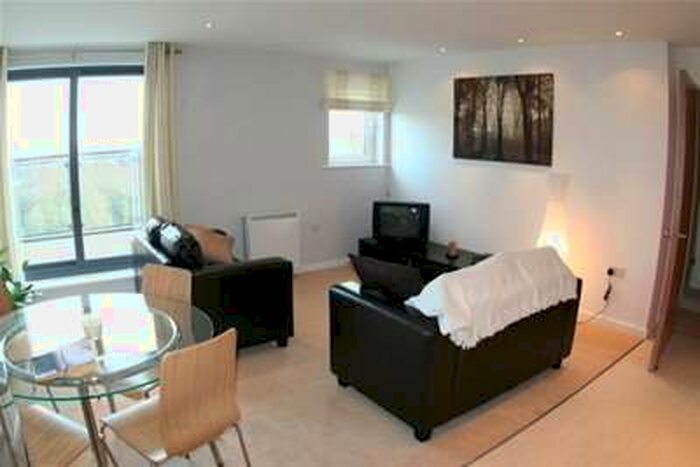 2 Bedroom Flat To Rent In Bryers Ct, WA2