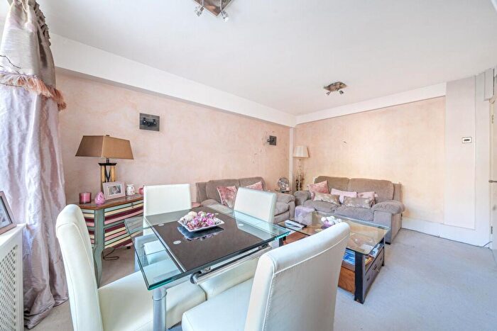 2 Bedroom Flat For Sale In Champion Hill, London, SE5
