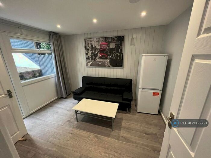 5 Bedroom Semi-Detached House To Rent In Pomfret Avenue, Luton, LU2