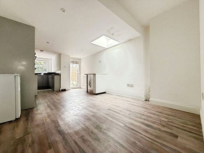 3 Bedroom Terraced House For Sale In Blenheim Gardens, Reading, Berkshire, RG1