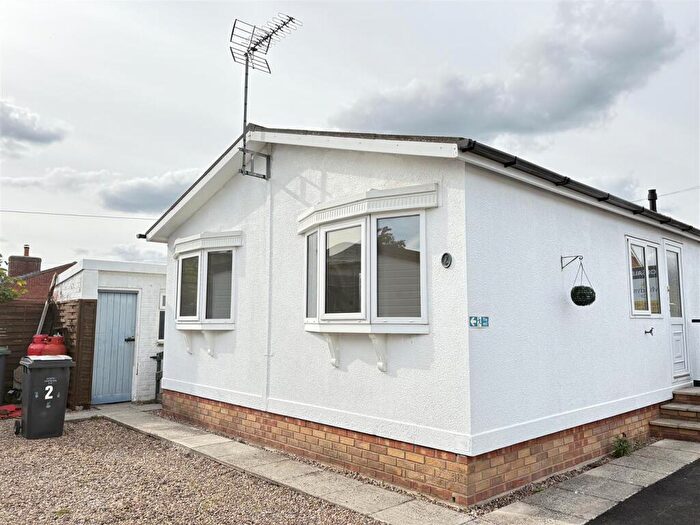 2 Bedroom Park Home For Sale In Newark Road, North Hykeham, Lincoln, LN6