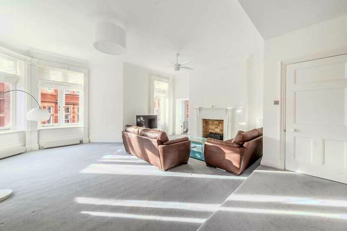 3 Bedroom Flat To Rent In South Kensington, Kensington, SW7