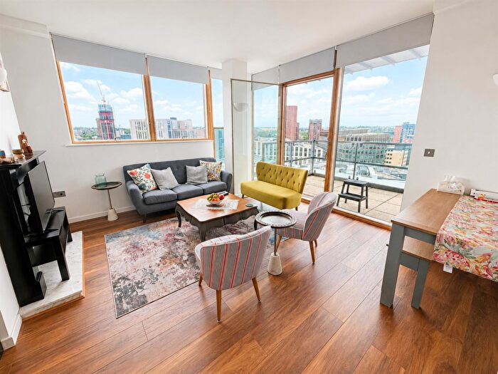 3 Bedroom Flat To Rent In West Point, Wellington Street, LS1