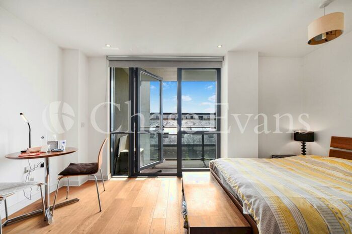 Flat For Sale In Forge Square, Isle Of Dogs, London, E14