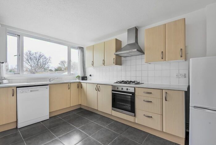 1 Bedroom Flat To Rent In Mountbatten Square, Windsor SL4