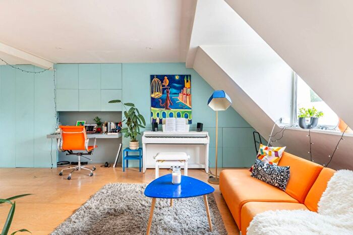 1 Bedroom Flat To Rent In Russell Road, Olympia, London, W14