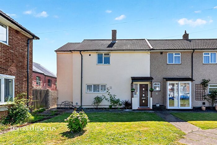 5 Bedroom End Terrace House For Sale In Hatch Gardens, Tadworth, KT20