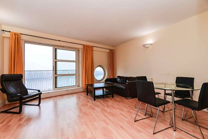 2 Bedroom Flat To Rent In Cascades Tower, Canary Wharf, London, E14