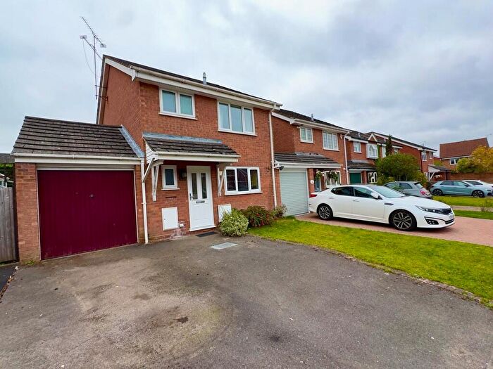 3 Bedroom Link Detached House For Sale In Sandringham Way, Frimley, GU16