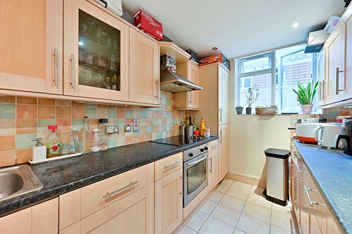 2 Bedroom Flat For Sale In Keswick Road, Putney, London, SW15
