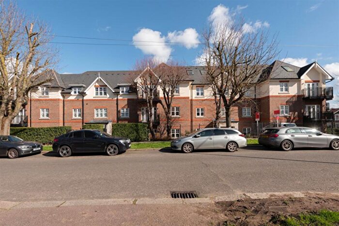 2 Bedroom Flat For Sale In Buttercup Court, Linden Way, London, N14
