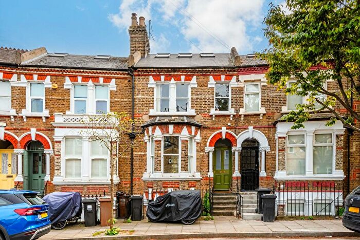 3 Bedroom Maisonette For Sale In Colenso Road, E5