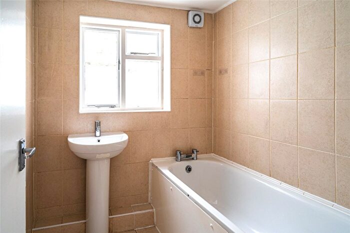 2 Bedroom Flat For Sale In Elm Park, London, SW2