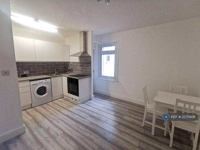 2 Bedroom Flat To Rent In School Road, Tilehurst, Reading, RG31