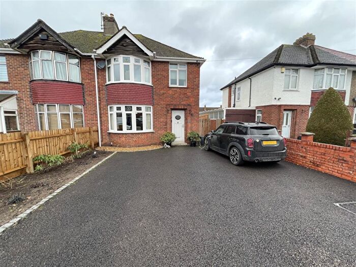 3 Bedroom Semi-Detached House For Sale In Barnwood Avenue, Gloucester, GL4