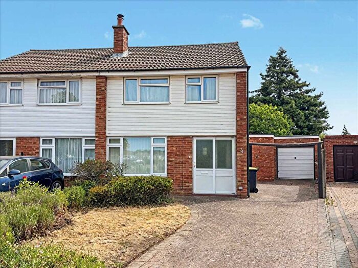 3 Bedroom Semi-detached House For Sale In Stancliffe Road, Bedford, MK41