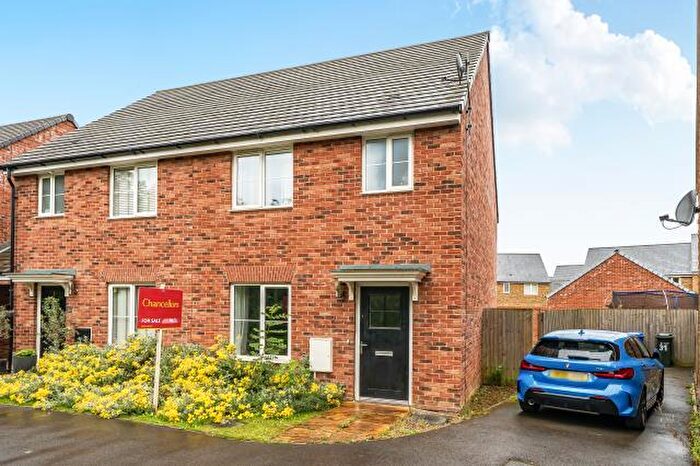 3 Bedroom Semi-Detached House For Sale In Kingerlee Road, Banbury, OX16