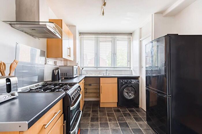 2 Bedroom Maisonette To Rent In Alfred Street, Mile End, London, E3