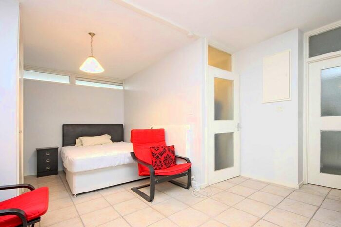 Studio To Rent In Petticoat Square, London, E1