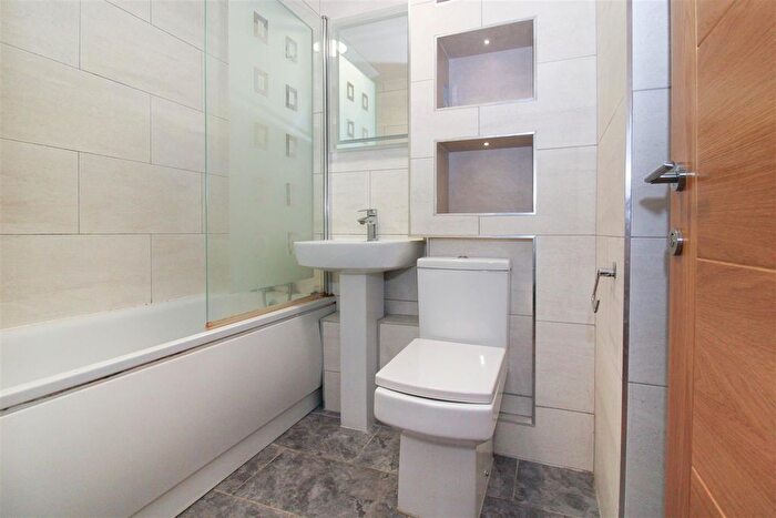 2 Bedroom Flat For Sale In Daubeney Gardens, London, N17