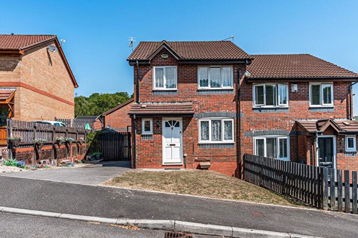 3 Bedroom Semi-Detached House For Sale In Cefn Close, Glyncoch, CF37