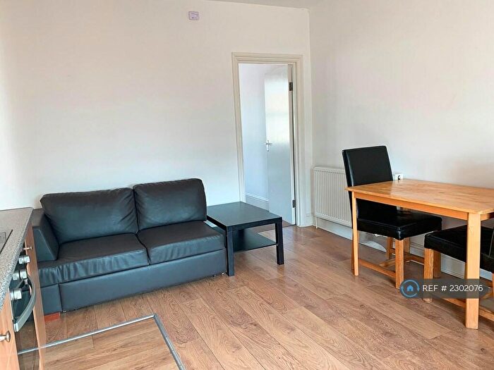 2 Bedroom Flat To Rent In Kingsland High Street, London, E8
