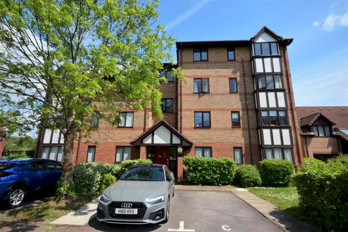 2 Bedroom Flat To Rent In Varsity Drive, Twickenham, TW1