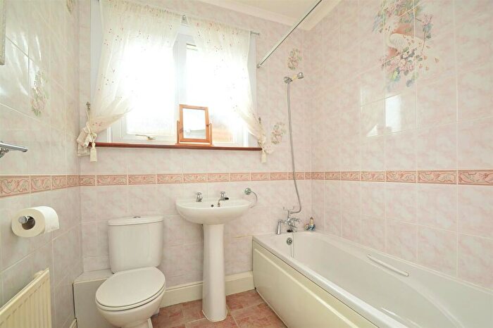 2 Bedroom Detached Bungalow For Sale In Short Walk To Cliff Path * Lake, PO36