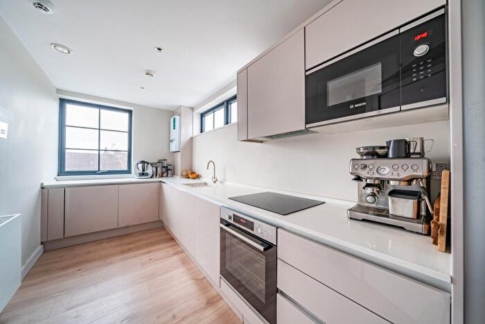 3 Bedroom Flat To Rent In Raeburn Avenue, Berrylands, Surbiton, KT5