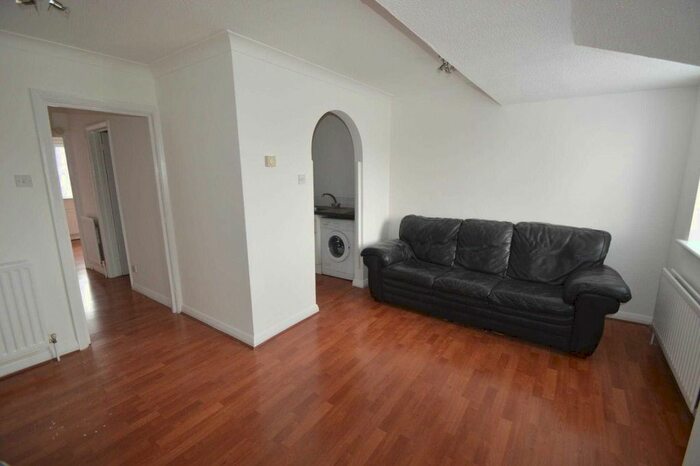 1 Bedroom Flat To Rent In High Street, Addlestone, KT15