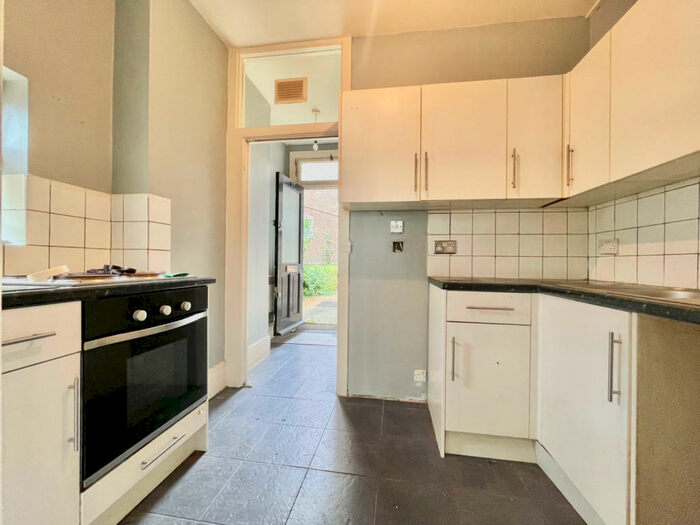 Studio To Rent In Lower Road Sutton, London, SM1