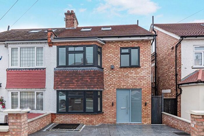 5 Bedroom Semi-Detached House For Sale In Fernwood Crescent, London, N20