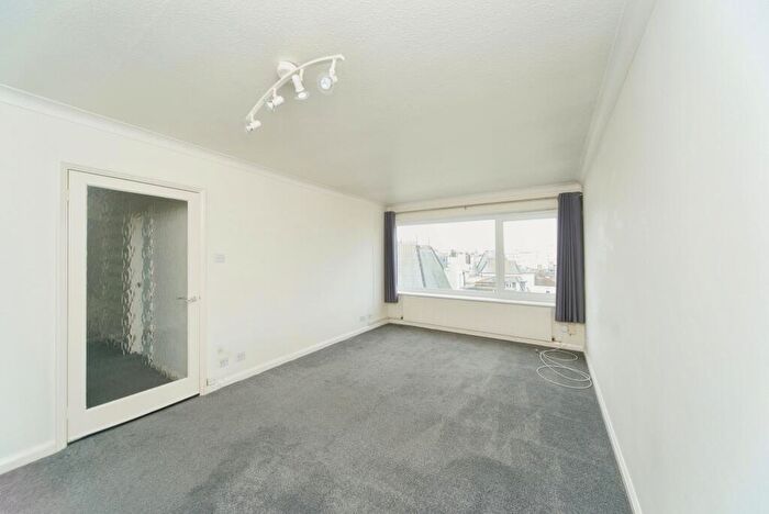 2 Bedroom Flat To Rent In Courcels, Kemp Town, Brighton, BN2