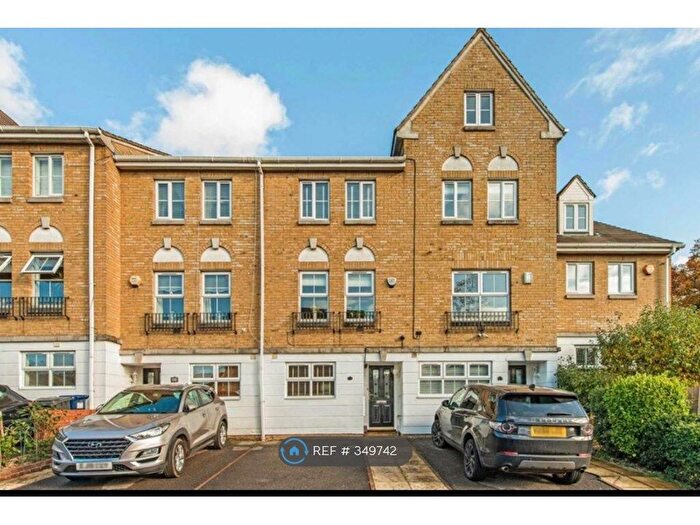 4 Bedroom Terraced House To Rent In Halton Close, London, N11