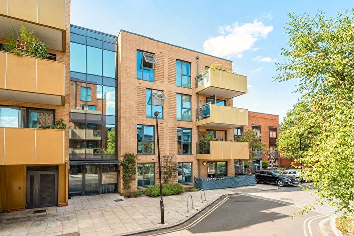 2 Bedroom Flat For Sale In Sam King Walk, Camberwell, London, SE5