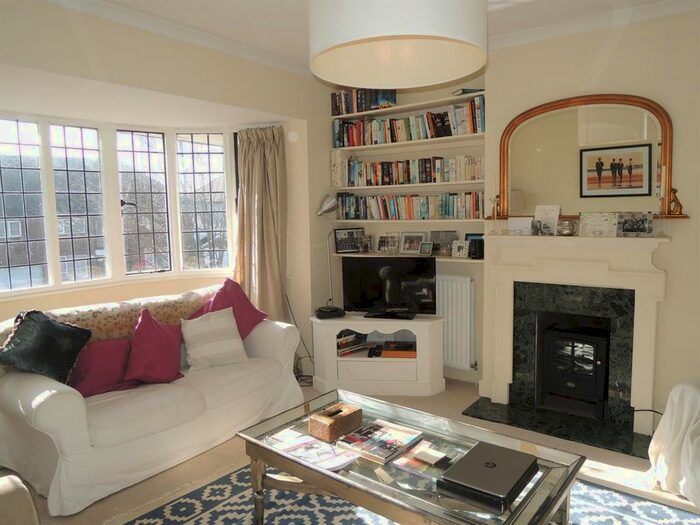 3 Bedroom Flat To Rent In Lynton Road, London, W3