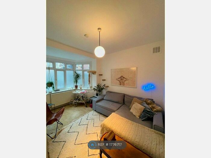 2 Bedroom Flat To Rent In Tudor Grove, London, E9