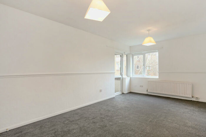 2 Bedroom Flat To Rent In Fambridge Close, Sydenham, SE26