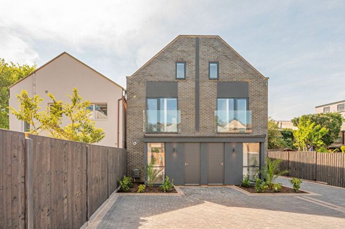 3 Bedroom Mews To Rent In Victoria Road, Barnet, EN4