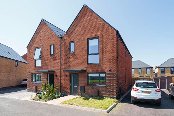 3 Bedroom Semi-Detached House To Rent In Victorious Close, Lee-on-the-solent, Hampshire, PO13