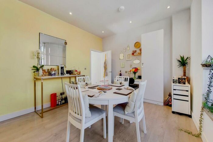 1 Bedroom Flat To Rent In New Cross Road, New Cross, London, SE14