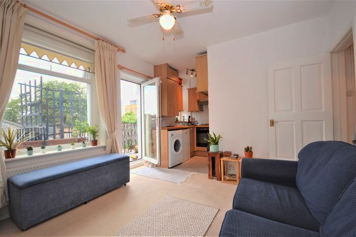 1 Bedroom Flat To Rent In Shrubbery Road, London, SW16