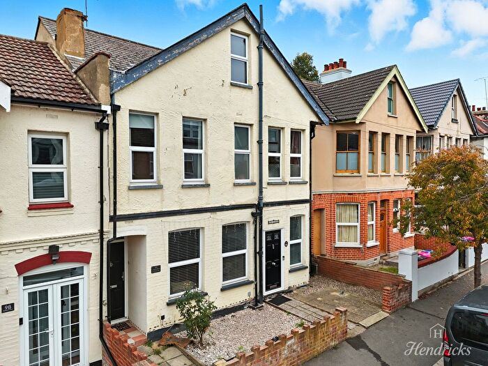 2 Bedroom Flat For Sale In Southview Drive, Westcliff-On-Sea, SS0
