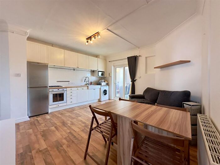 1 Bedroom Flat To Rent In Broadway, Kingston Road, Staines-Upon-Thames, TW18