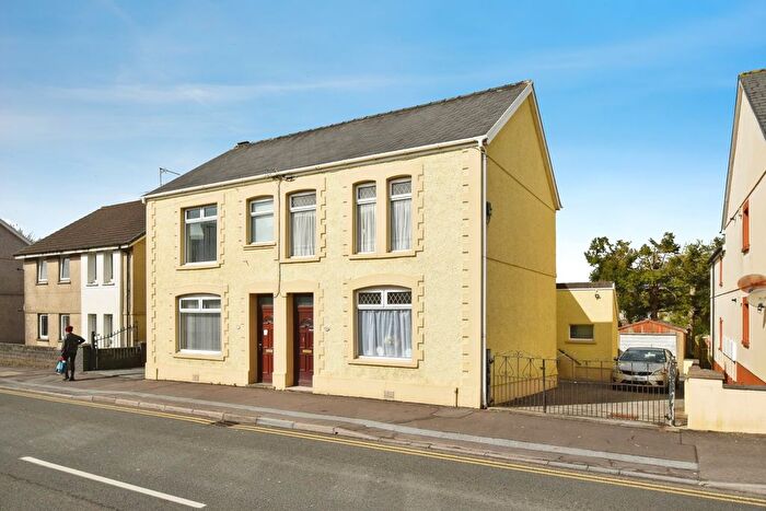 4 Bedroom Semi Detached House For Sale In Wind Street, Ammanford, Carmarthenshire, SA18
