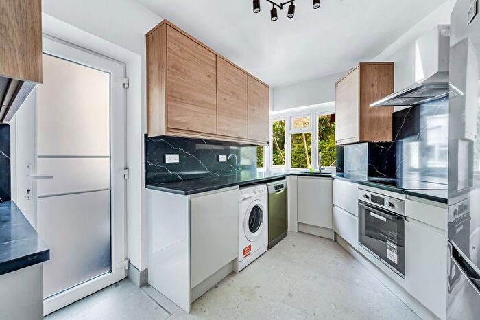 2 Bedroom Flat To Rent In Helena Court, Eaton Rise, W5