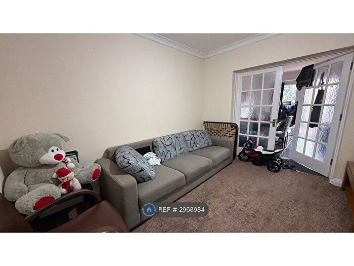 4 Bedroom Semi-Detached House To Rent In Blacklands Drive, Hayes, UB4
