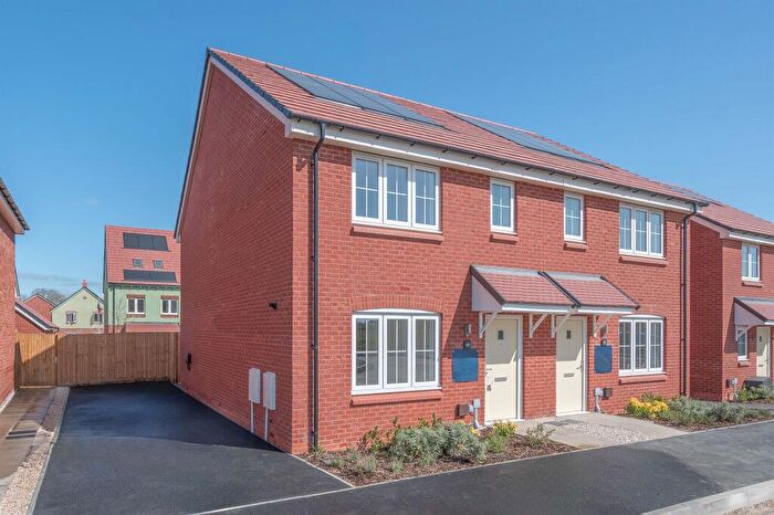 3 Bedroom End Of Terrace House For Sale In Stoke Albany Road, Desborough, Kettering, NN14