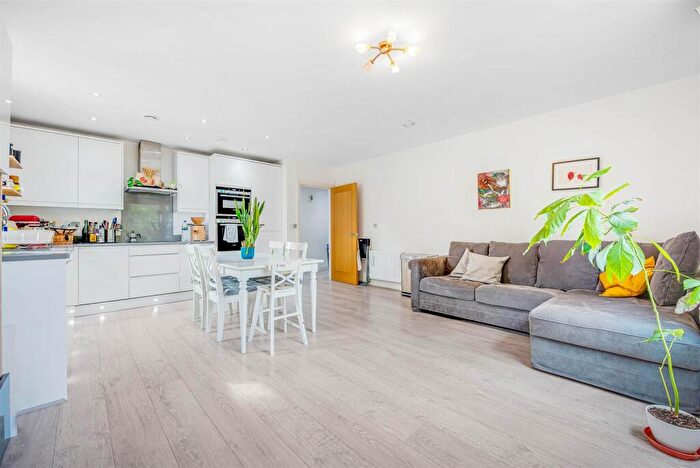 2 Bedroom Flat To Rent In Wadham Mews, Mortlake, SW14